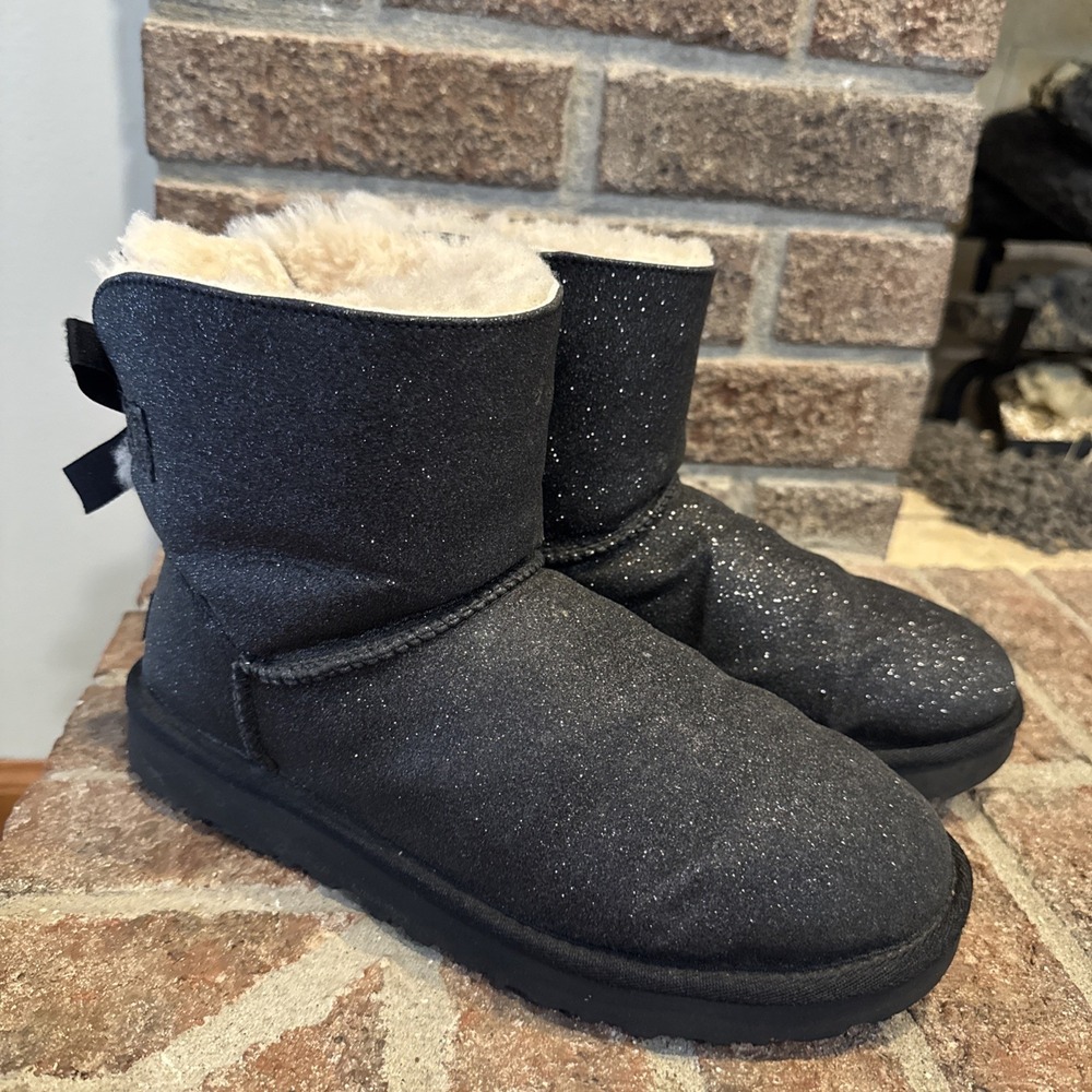UGG Mini Bailey Bow Sparkle Boot Womens Size 8 Black, Fur Lined Bow